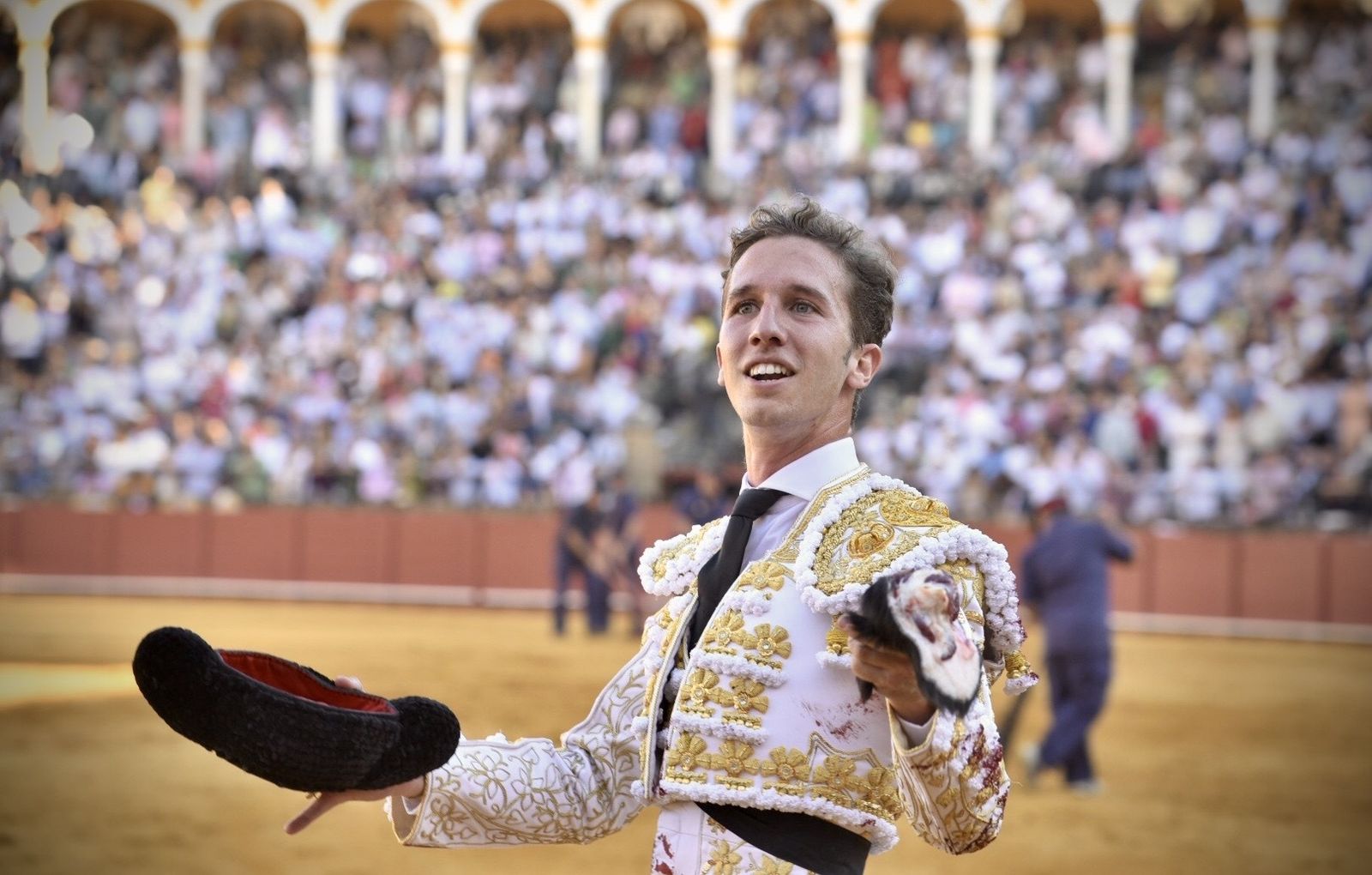 Calerito, con la oreja cortada al primero de la tarde.