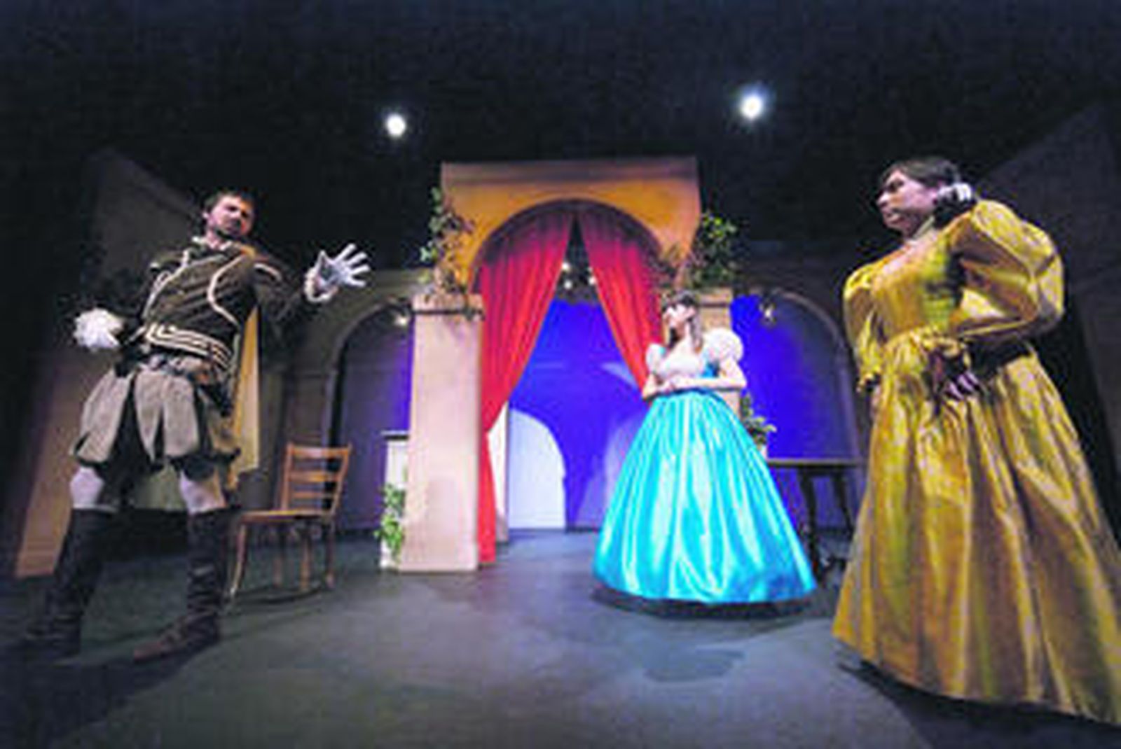 Miembros de Candilejas en la representación de la obra 'No hay burlas con el amor' el pasado mes de marzo