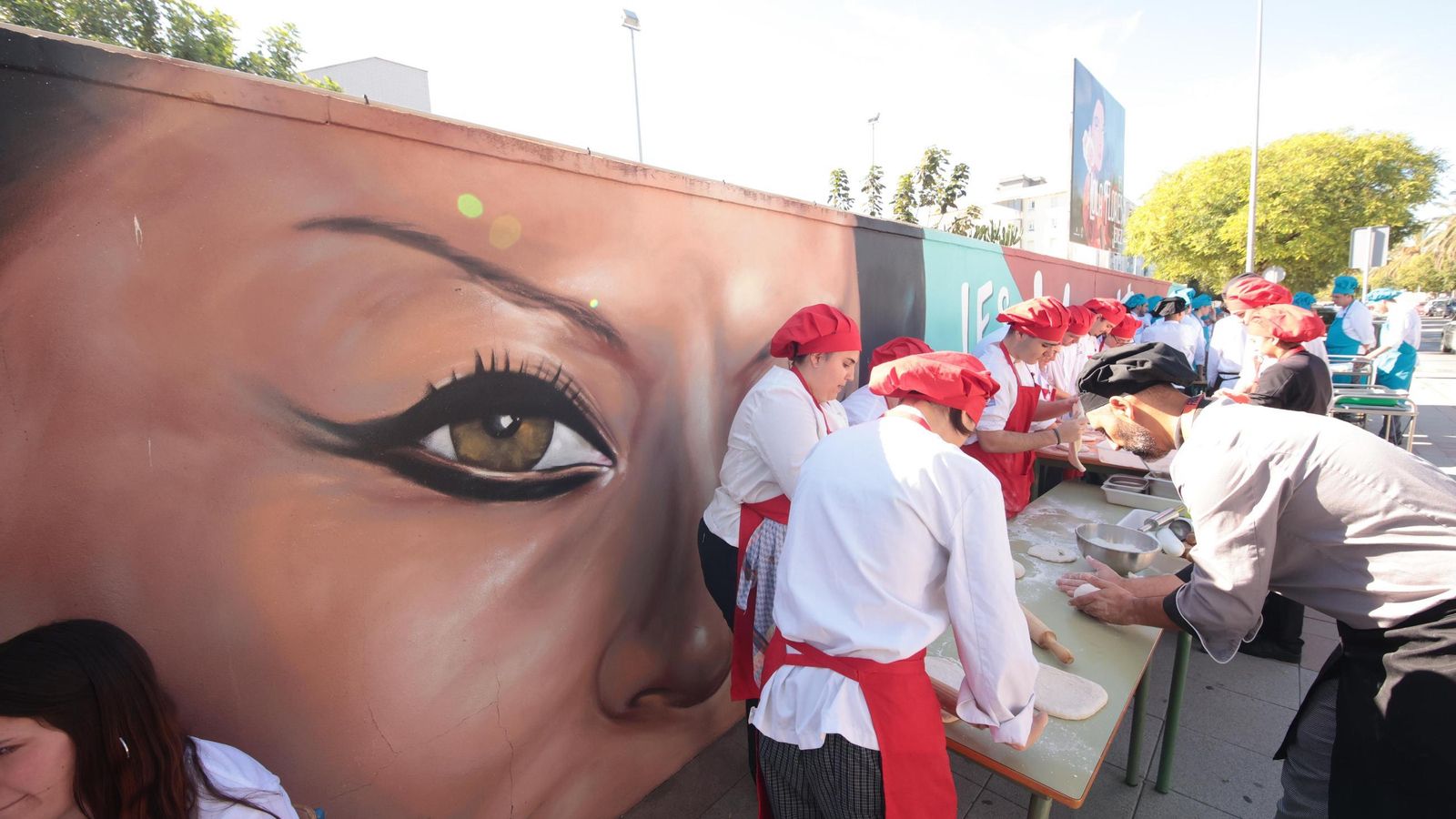 Estudiantes del grado de cocina, dando clases en plena calle.
