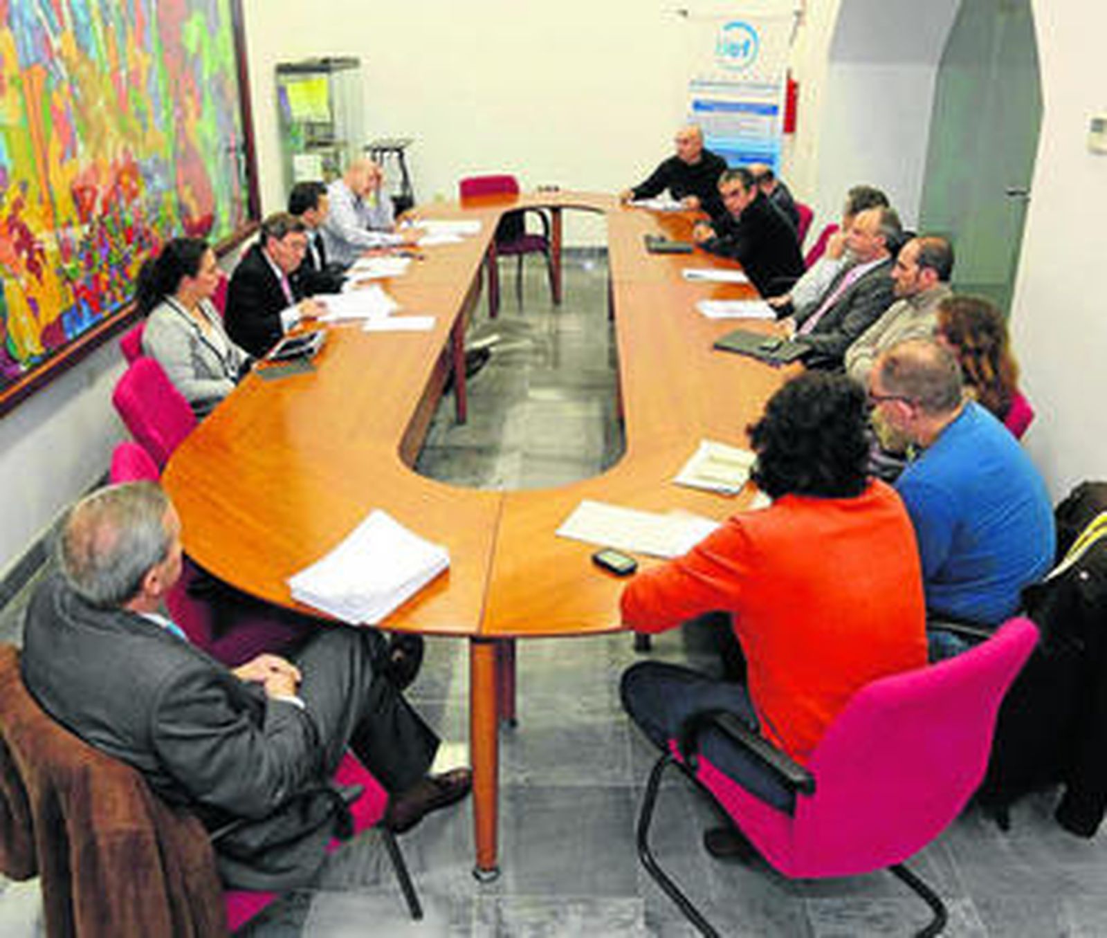 Los participantes en la reunión celebrada ayer para analizar los problemas del sector del comercio.