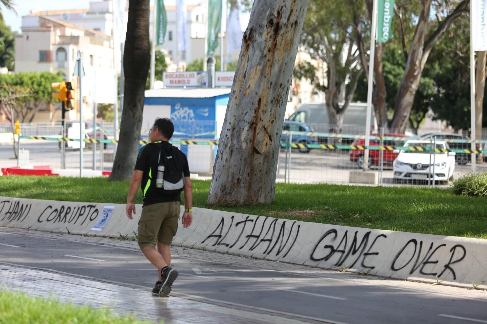 Empapelan la rotonda de Al-Thani y aparecen nuevas pintadas