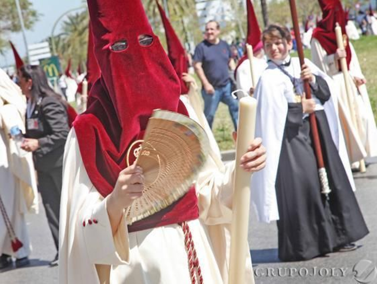 Abanicarse con el antifaz puesto deja bien a las claras el calor que soportaron ayer los hermanos del Soberano Poder tras salir a las dos y media de la tarde. 

Foto: Vanesa Lobo