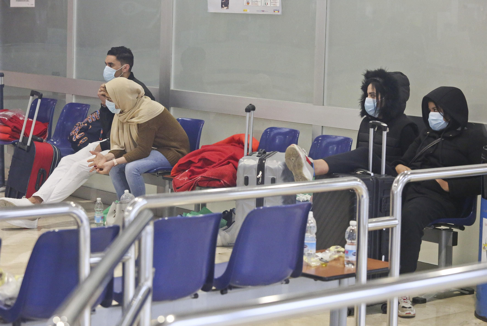 La UME desinfecta en Málaga la estación de autobuses y el puerto, en fotos