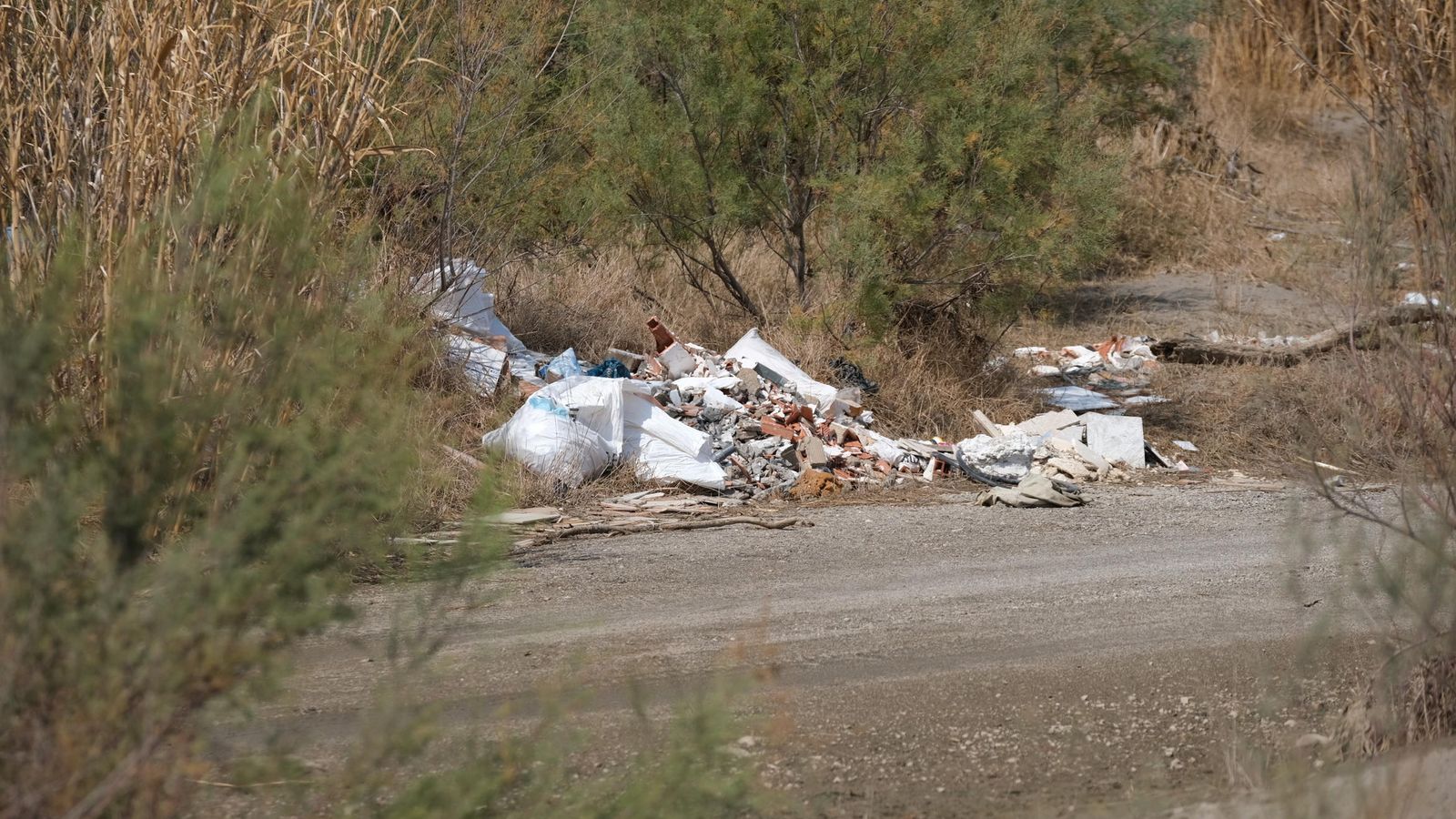 Los matorrales ocultan escombros y vertidos de residuos sólidos