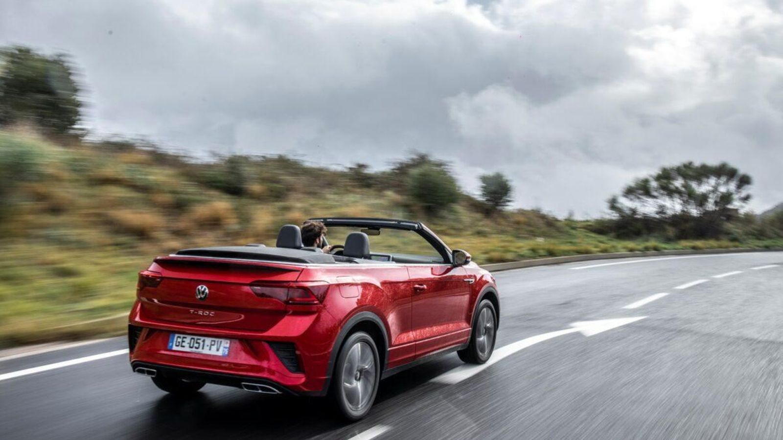 El Cabrio se puede elegir con dos niveles de equipamiento, cada cual vinculado a un motor de gasolina: 110 o 150 CV.