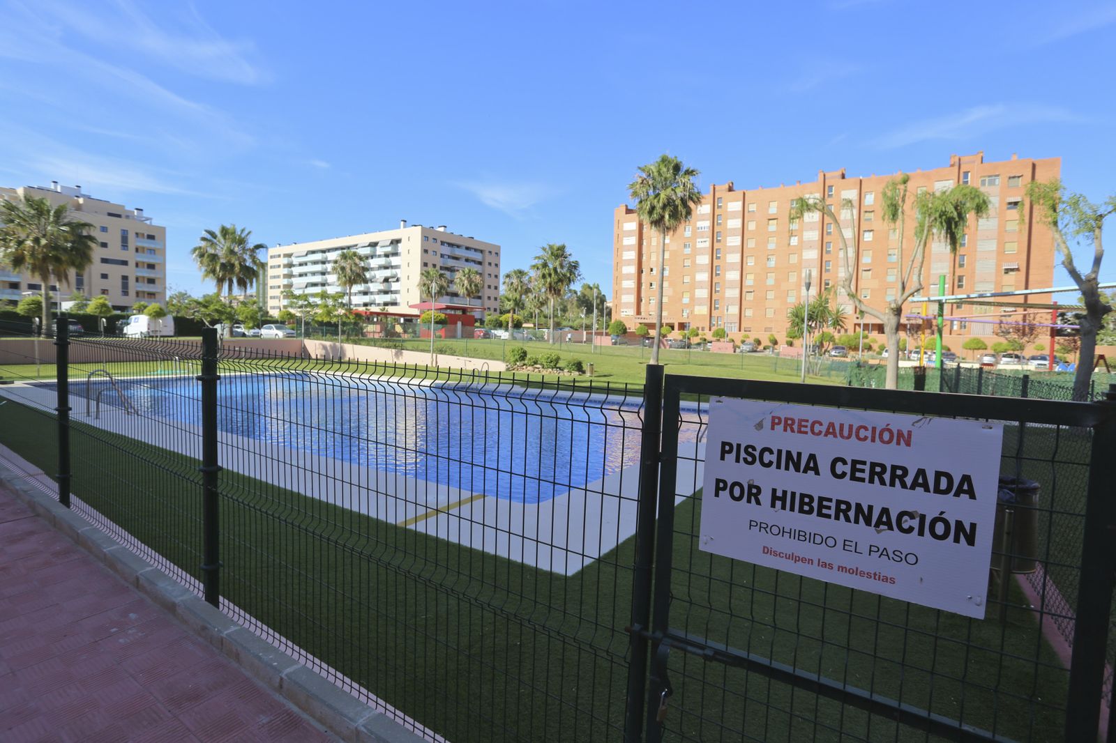 Una piscina comunitaria de Málaga cerrada.