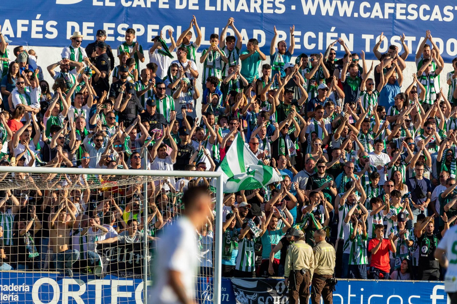 Aficionados cordobesistas, durante el partido del curso pasado en Linarejos.