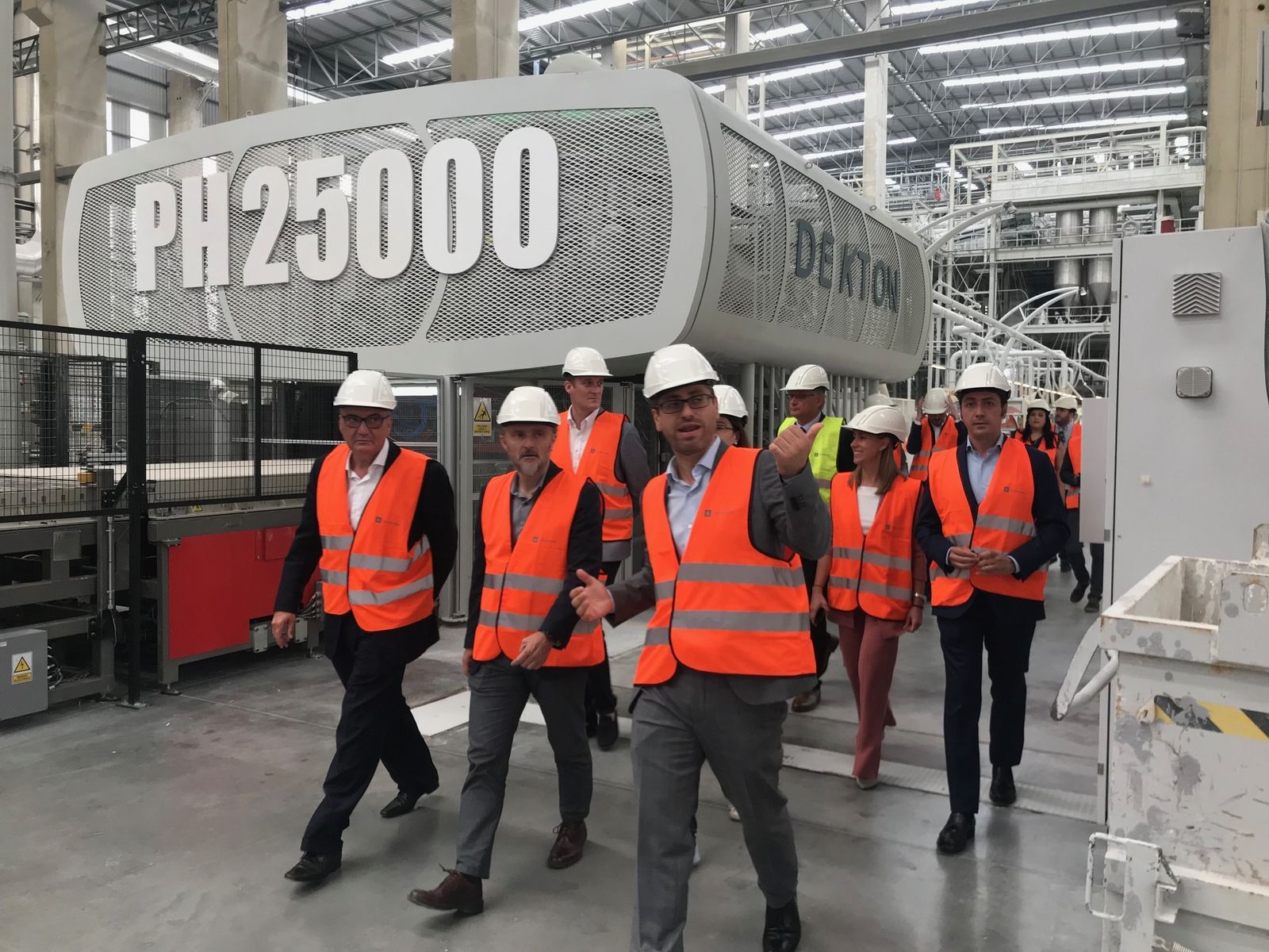 Imagen de una visita a la fábrica de Dekton, este verano, con Francisco Martínez-Cosentino y el consejero de Medio Ambiente