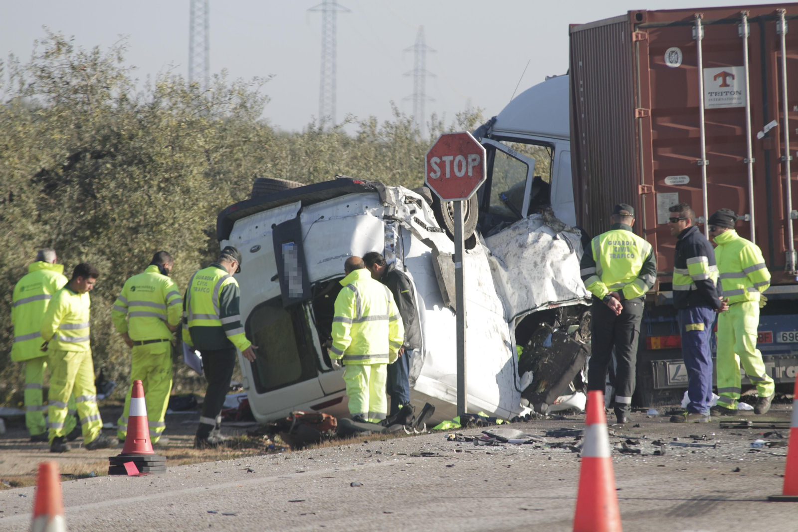 Los operarios supervisan los vehículos implicados.