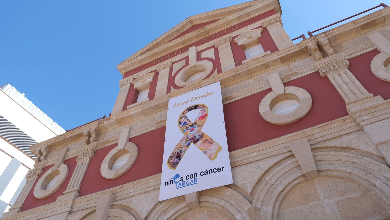 El lazo dorado colocado en la fachada del Apolo