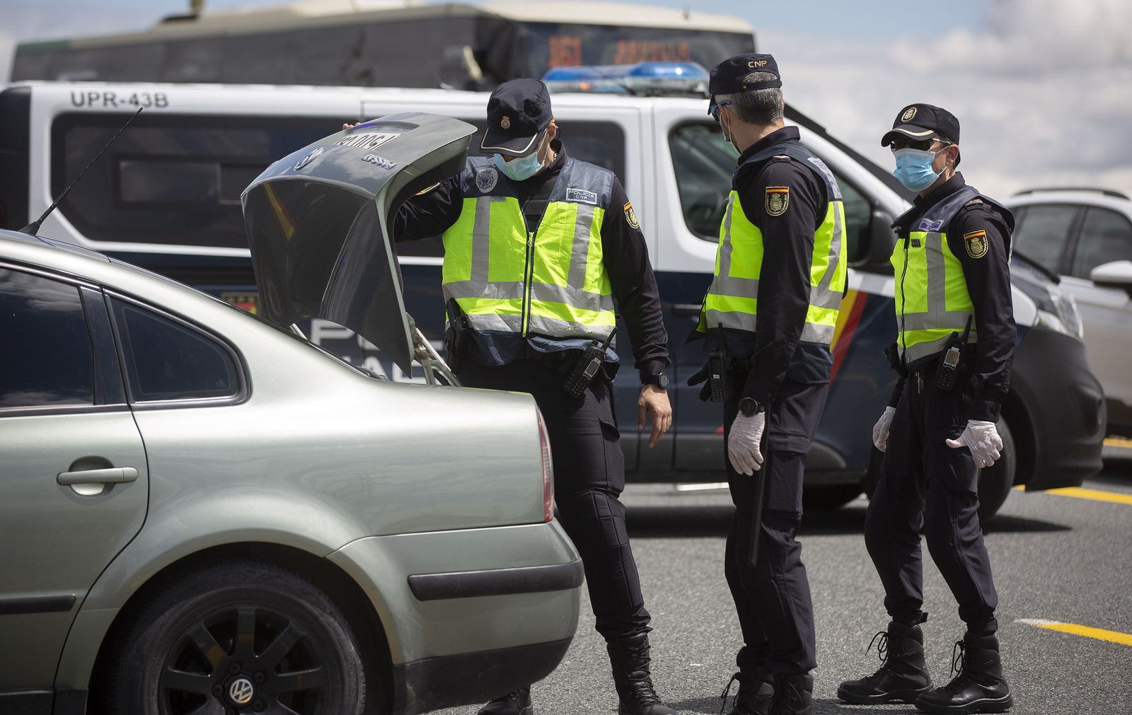 Coronavirus en Sevilla: Controles de la Policía Nacional a las puertas del puente del 1 de Mayo