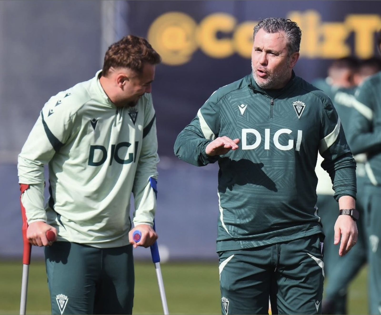 Ontiveros, con muletas, habla con Sergio.