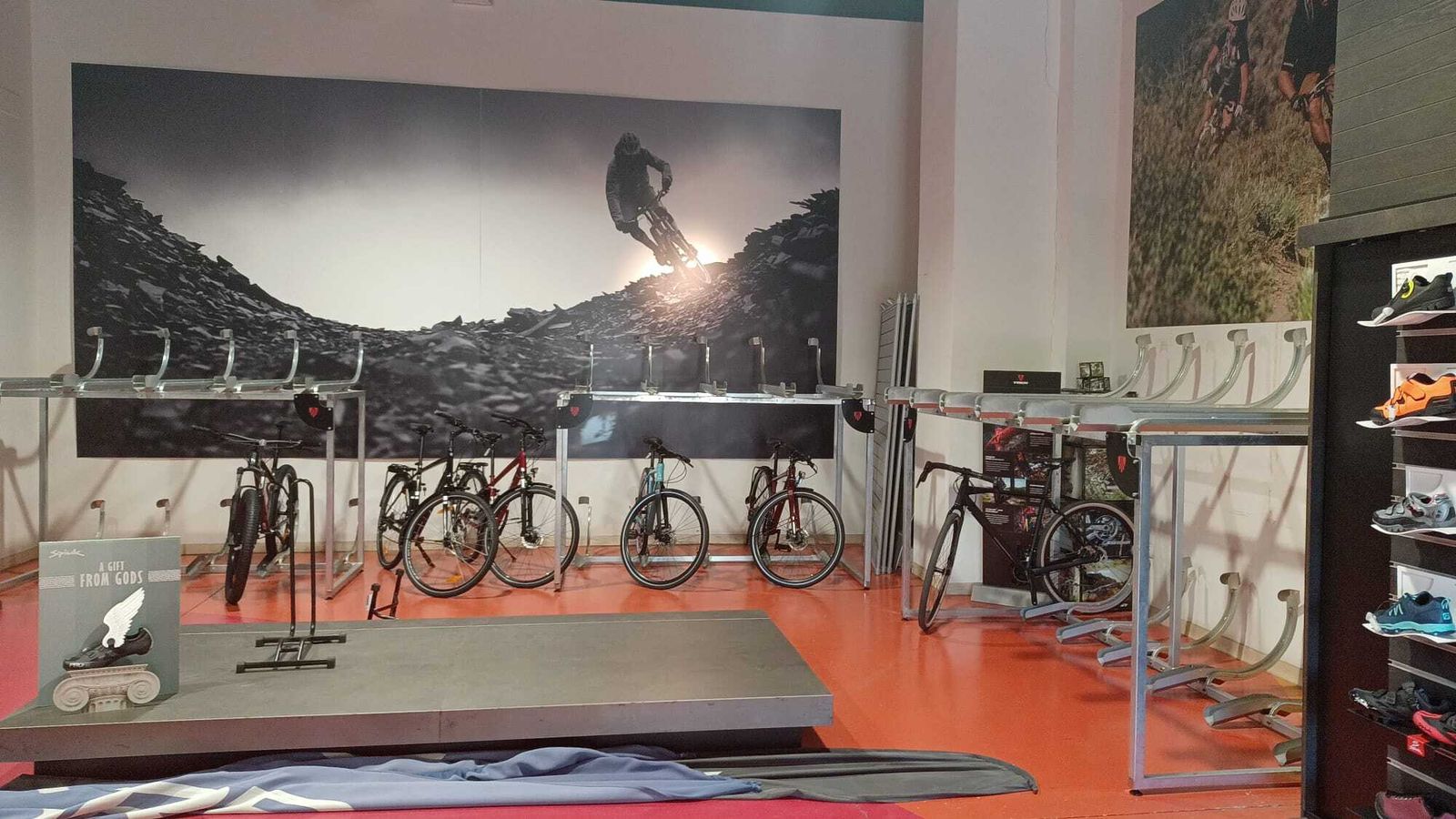 El interior de la tienda tras el robo.