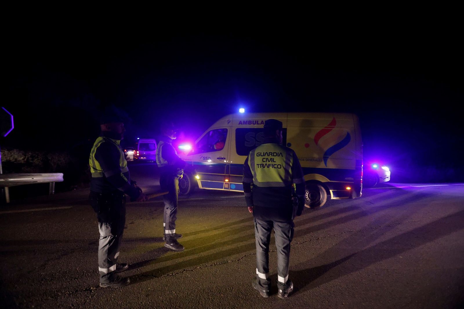 Las imágenes de los vehículos de emergencias evacuando a los pasajeros del descarrilamiento en Adamuz