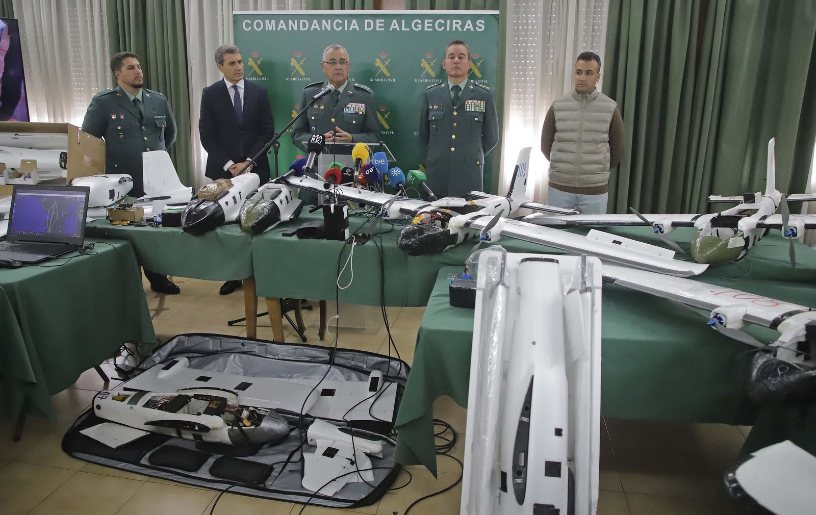 Fotos de los drones de largo alcance para introducir hachís en España desde Marruecos incautados por la Guardia Civil en Algeciras