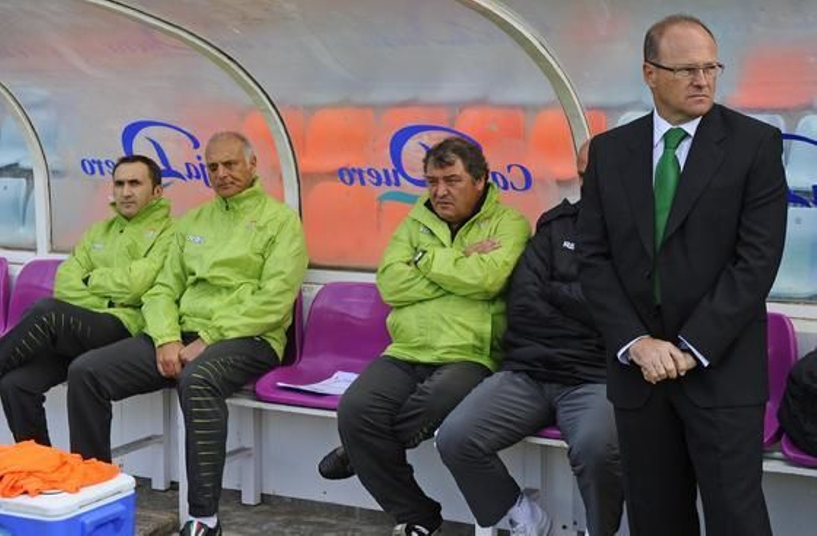 El Betis gana un partido marcado por el susto protagonizado por el jugador del Salamanca Miguel García, que sufrió una parada cardorrespiratoria en pleno partido. / LOF