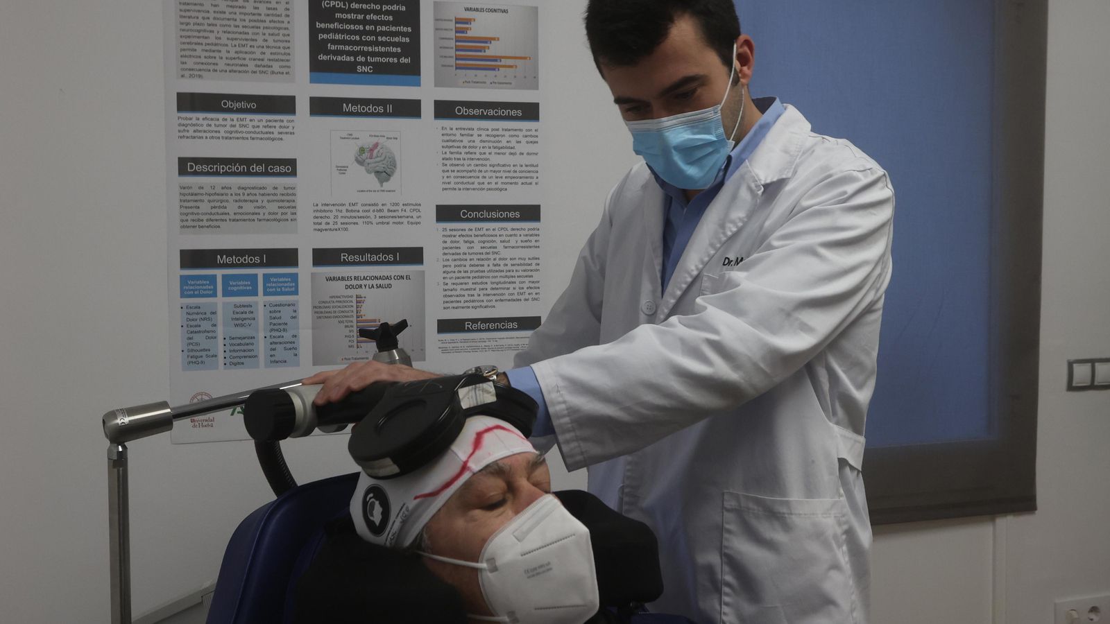 El doctor Moleón, con una paciente durante el tratamiento con una nueva técnica.