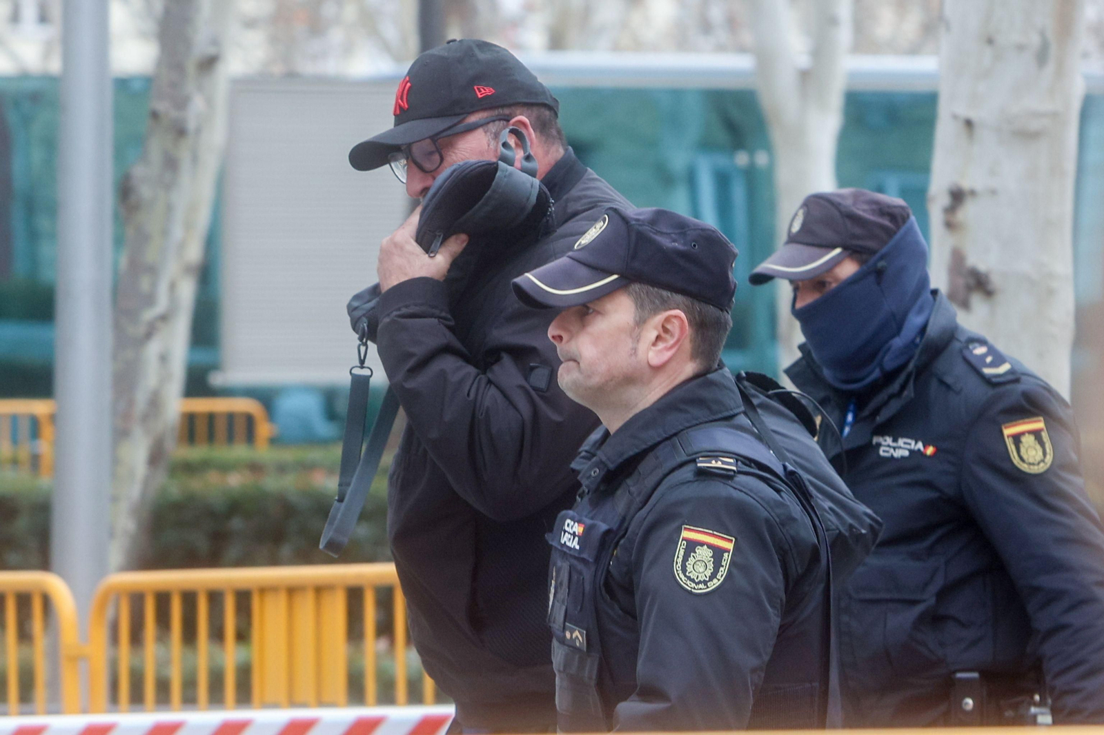 Koldo García, escoltado por dos policías nacionales. Koldo García, escoltado por dos policías nacionales.