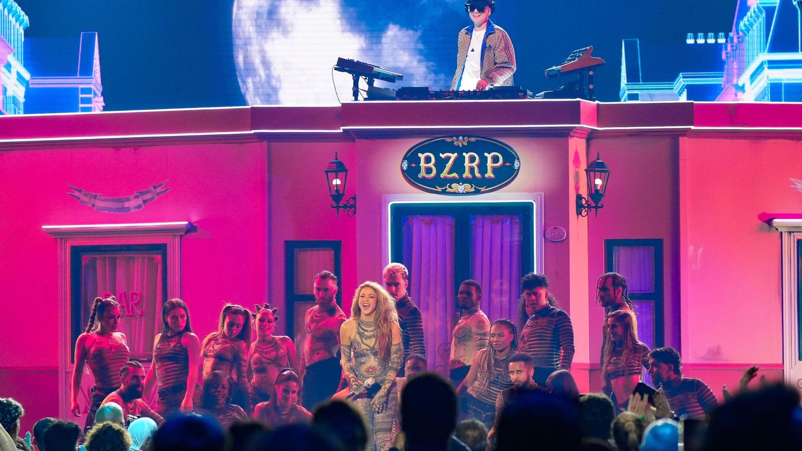 La cantante Shakira y el productor Bizarrap actúan durante la gala de los Grammy Latinos en Sevilla.