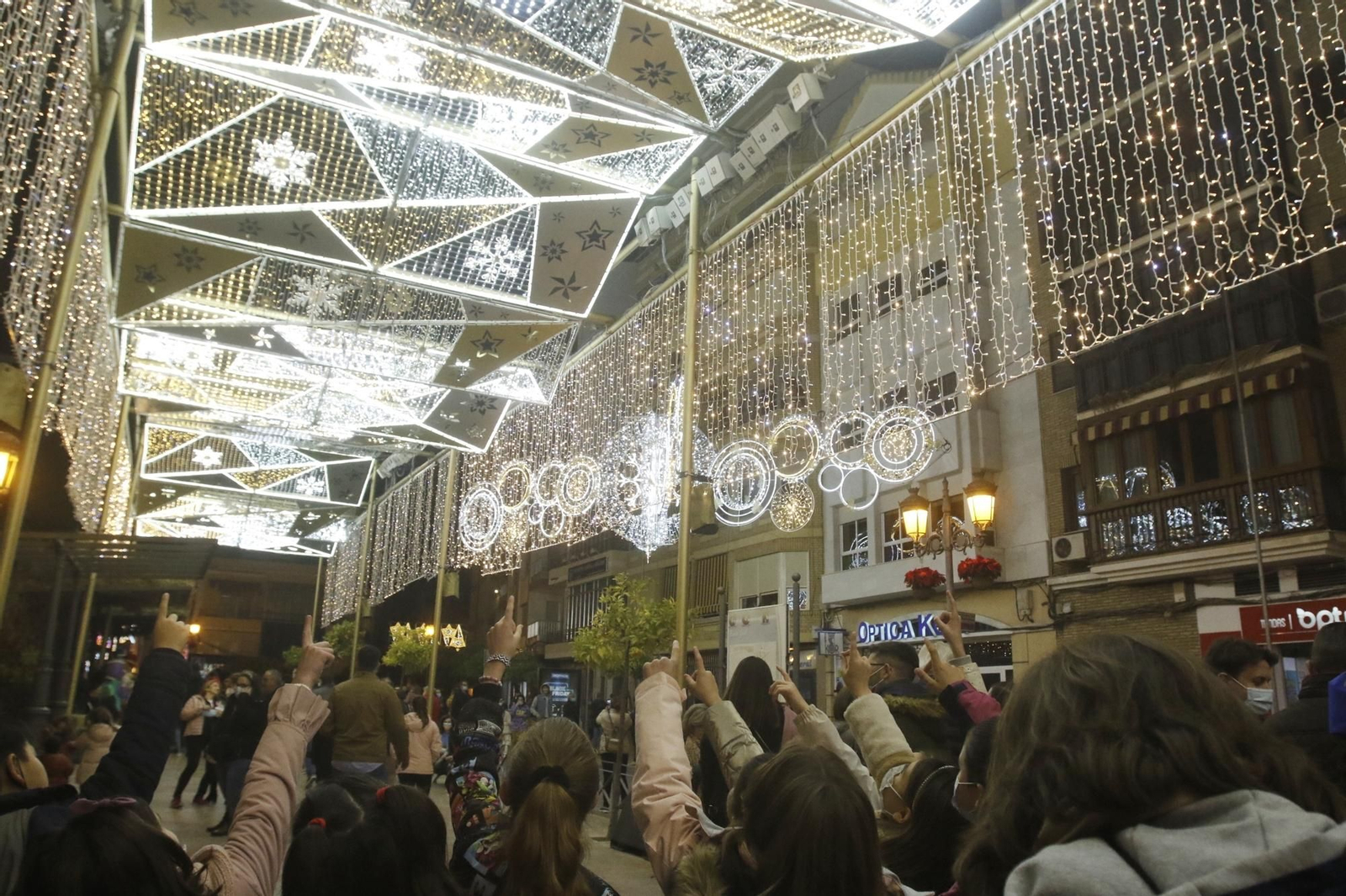 El encendido del espectacular alumbrado navideño de Puente Genil, en fotografías