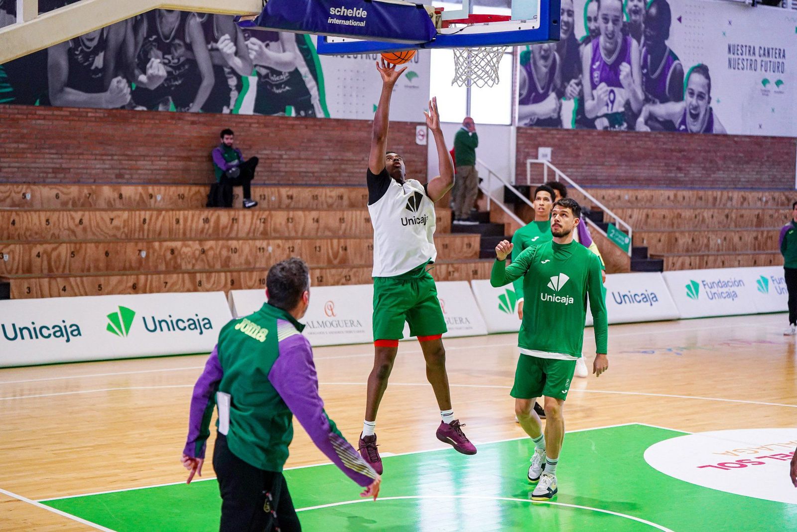 El equipo trabajaba ayer en Los Guindos.