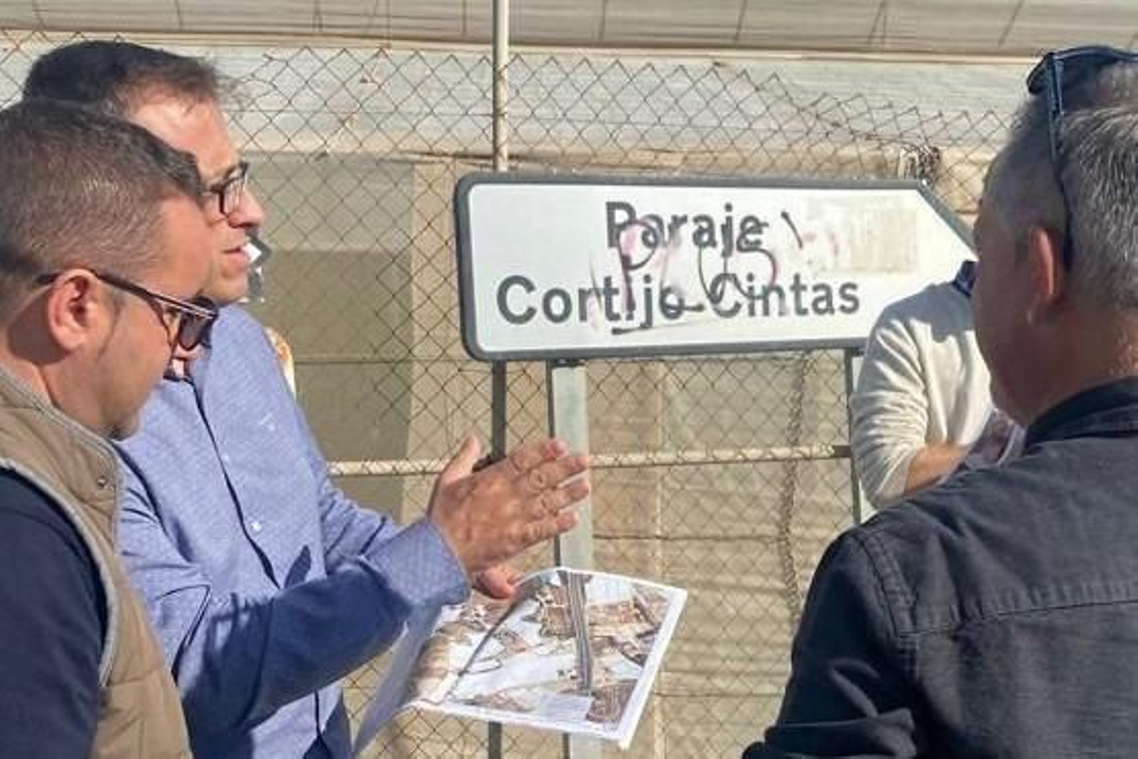 El concejal Antonio Urdiales supervisa los planes en Paraje Cintas.