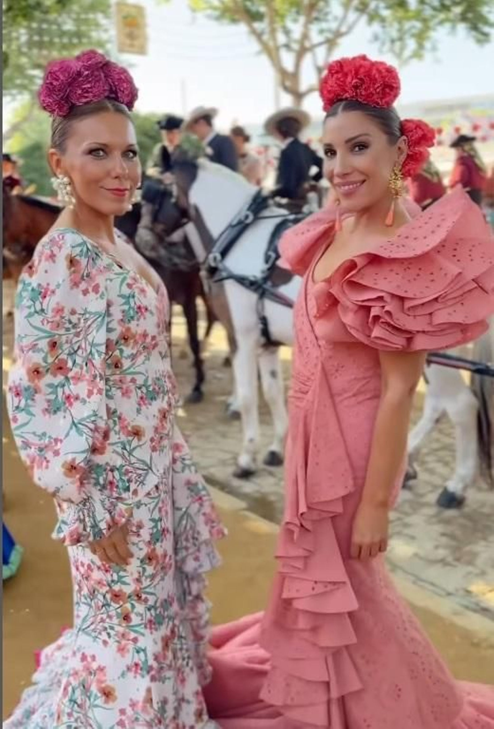 Nuria (El Diario de Nunny) y Margarita de Guzmán ( Invitada Ideal) vestidas de flamenca en la Feria de ABRIL.