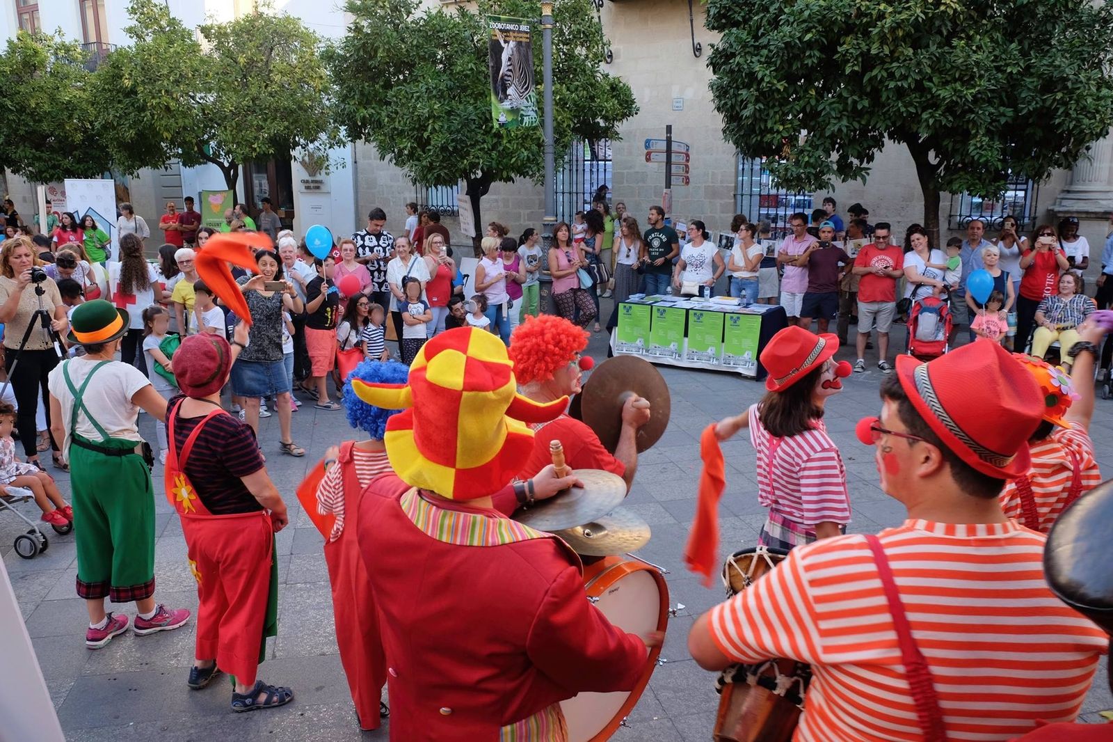 Colectivos en la calle Larga durante la edición anterior.