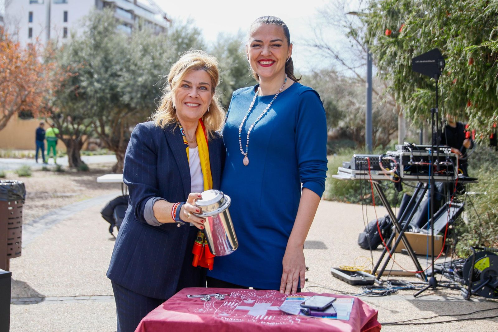 Las imágenes de la plantación de un olivo y el entierro de una cápsula del tiempo