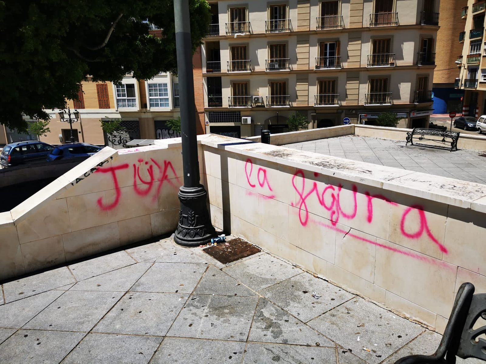 Pintadas en los muros que bordean la rampa del Santuario