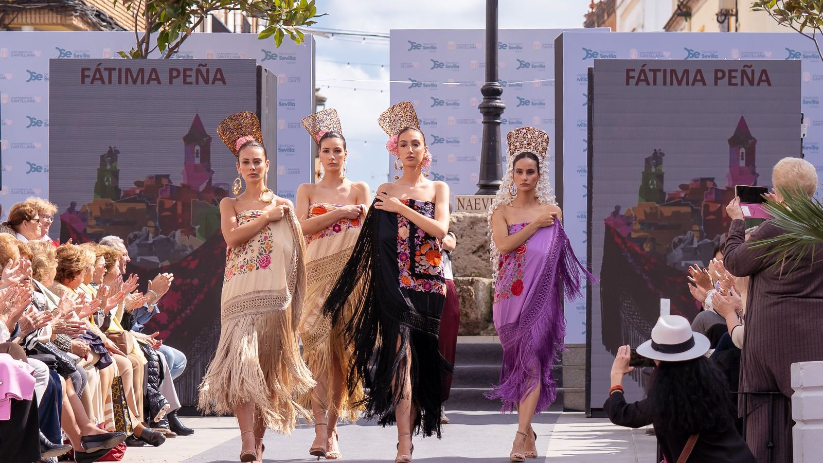 El desfile de mantones de Cantillana contó con la colaboración de la agencia Doble Erre.