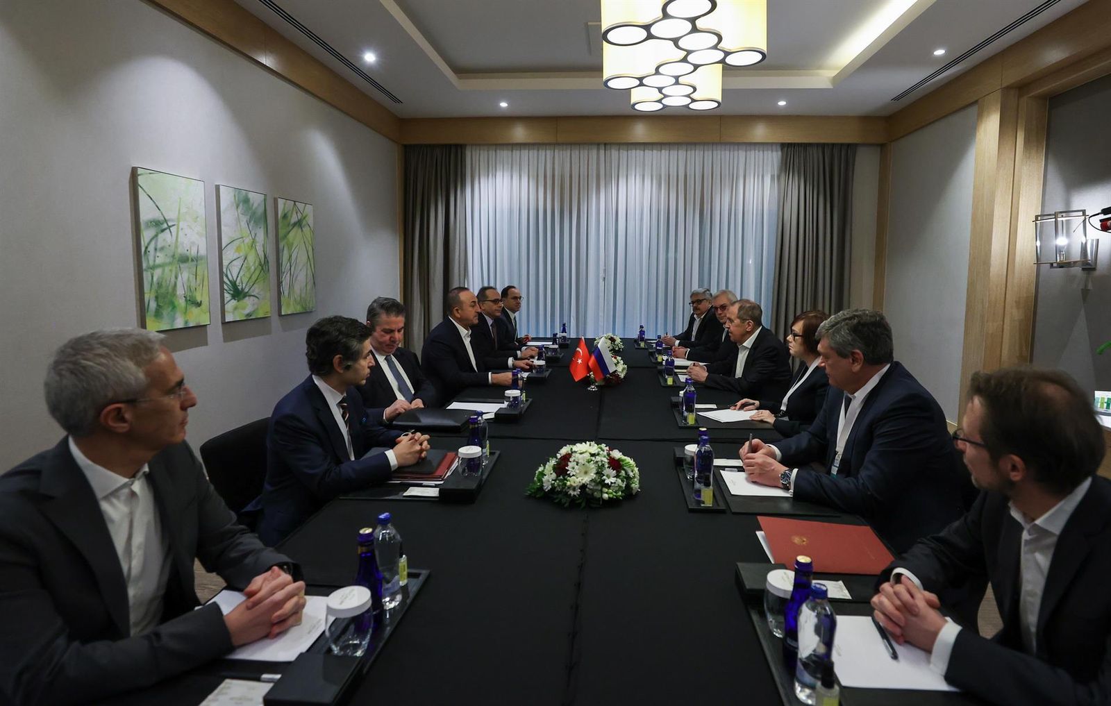 Imagen facilitada por la oficina de prensa del ministerio turco de Asuntos Exteriores, del jefe de la diplomacia turca, Mevlut Cavusoglu (4-i) frente al ministro de Exteriores ruso, Sergei Lavrov, este jueves en Antalya, Turquía.