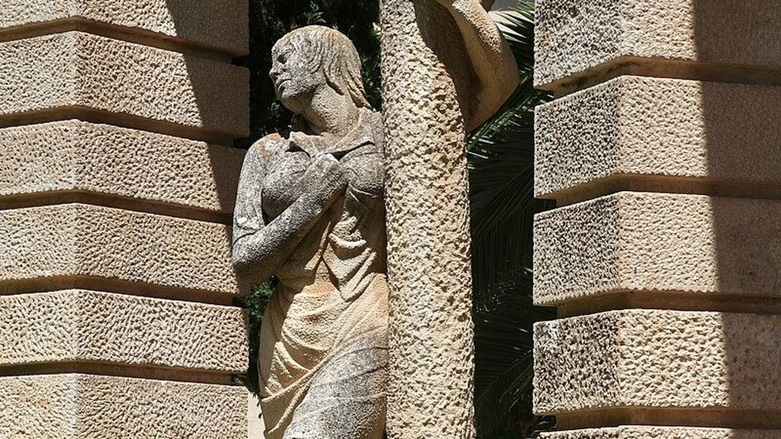 Mujer ahogándose. Fuente monumental de Beas de Segura.