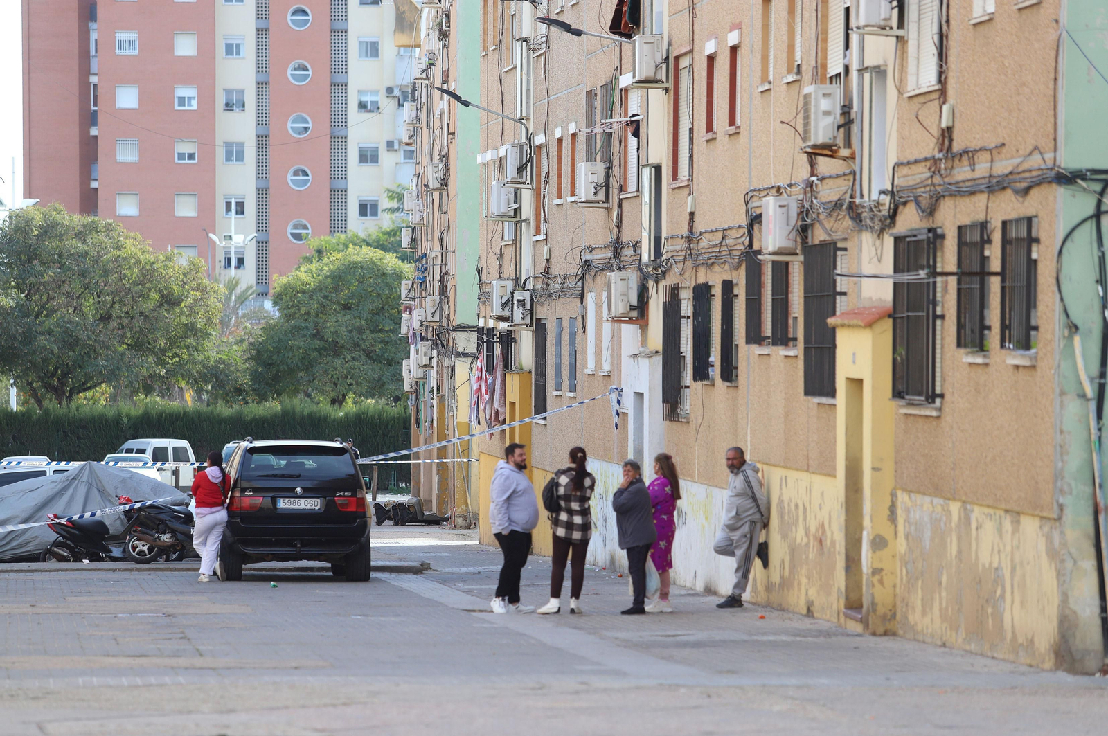 Imágenes del atrincherado que amenazaba con hacer estallar una bombona en el Torrejón, Huelva