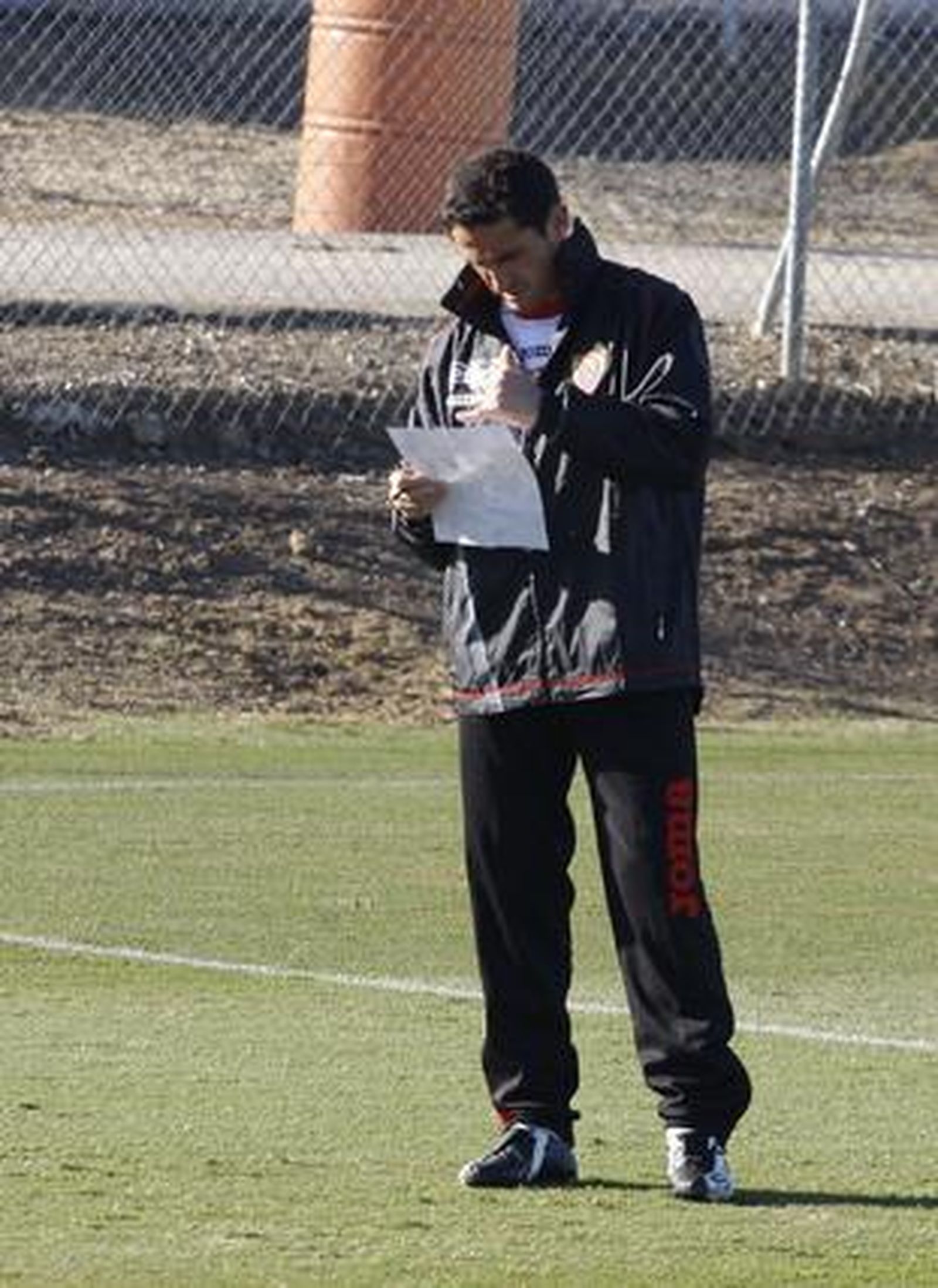 Jiménez consulta un papel en un entrenamiento.

Foto: Victoria Hidalgo