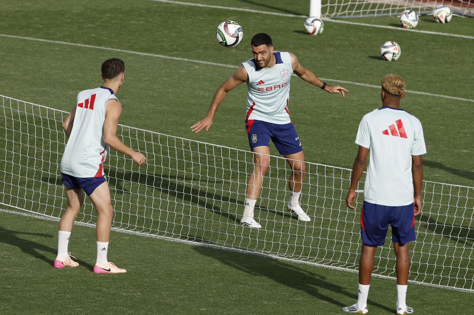 Dean Huijsen sonríe con España mientras espera a Isco