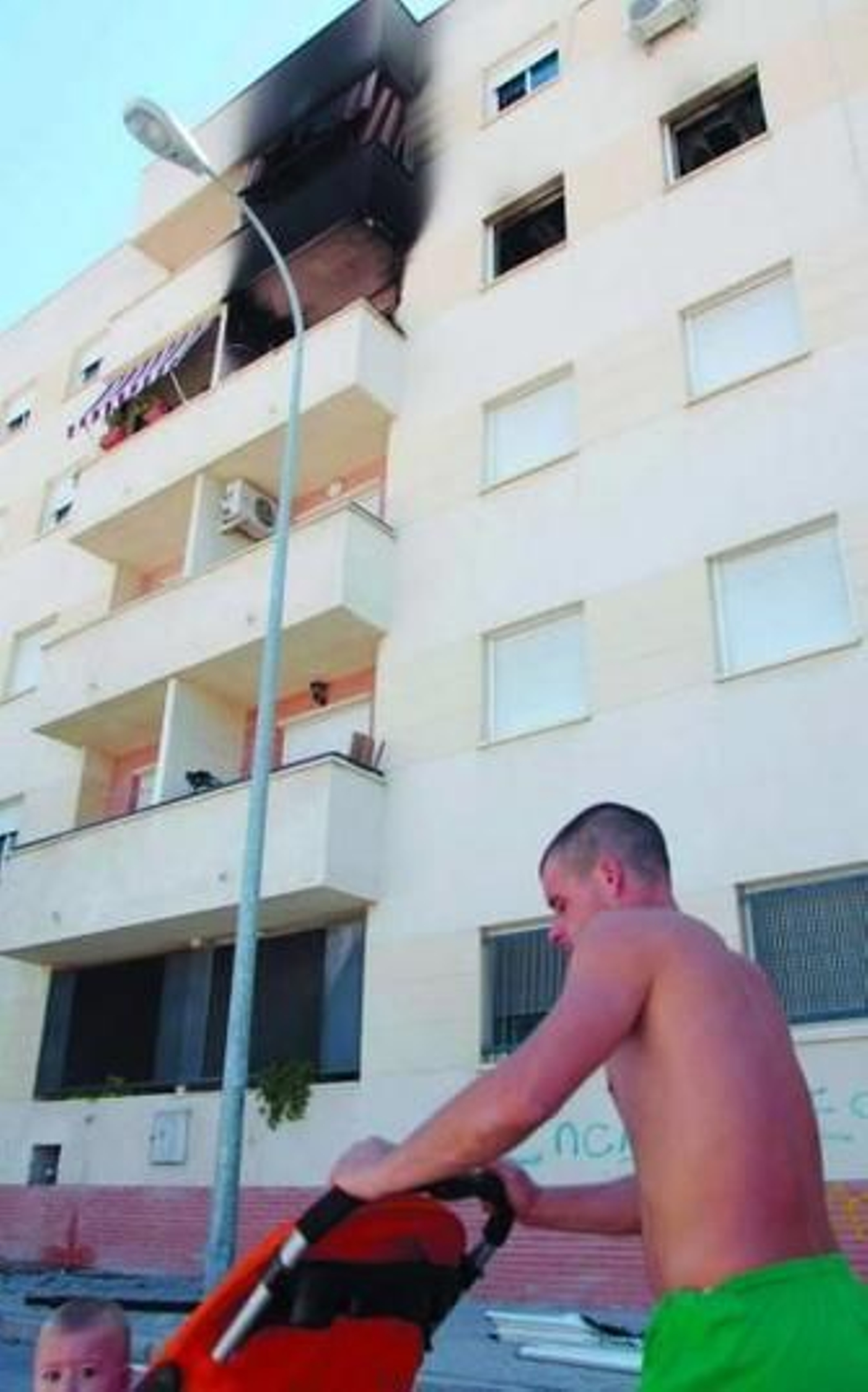 Bloque de la calle Alcalá la Real donde se produjo el incendio.