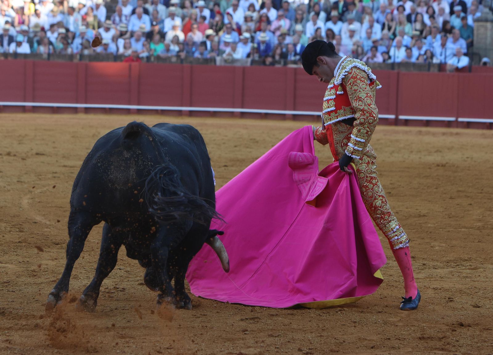 Imágenes de la corrida de toros en la Feria de Sevilla 2023 con El Juli, Alejandro Talavante y Tomás Rufo