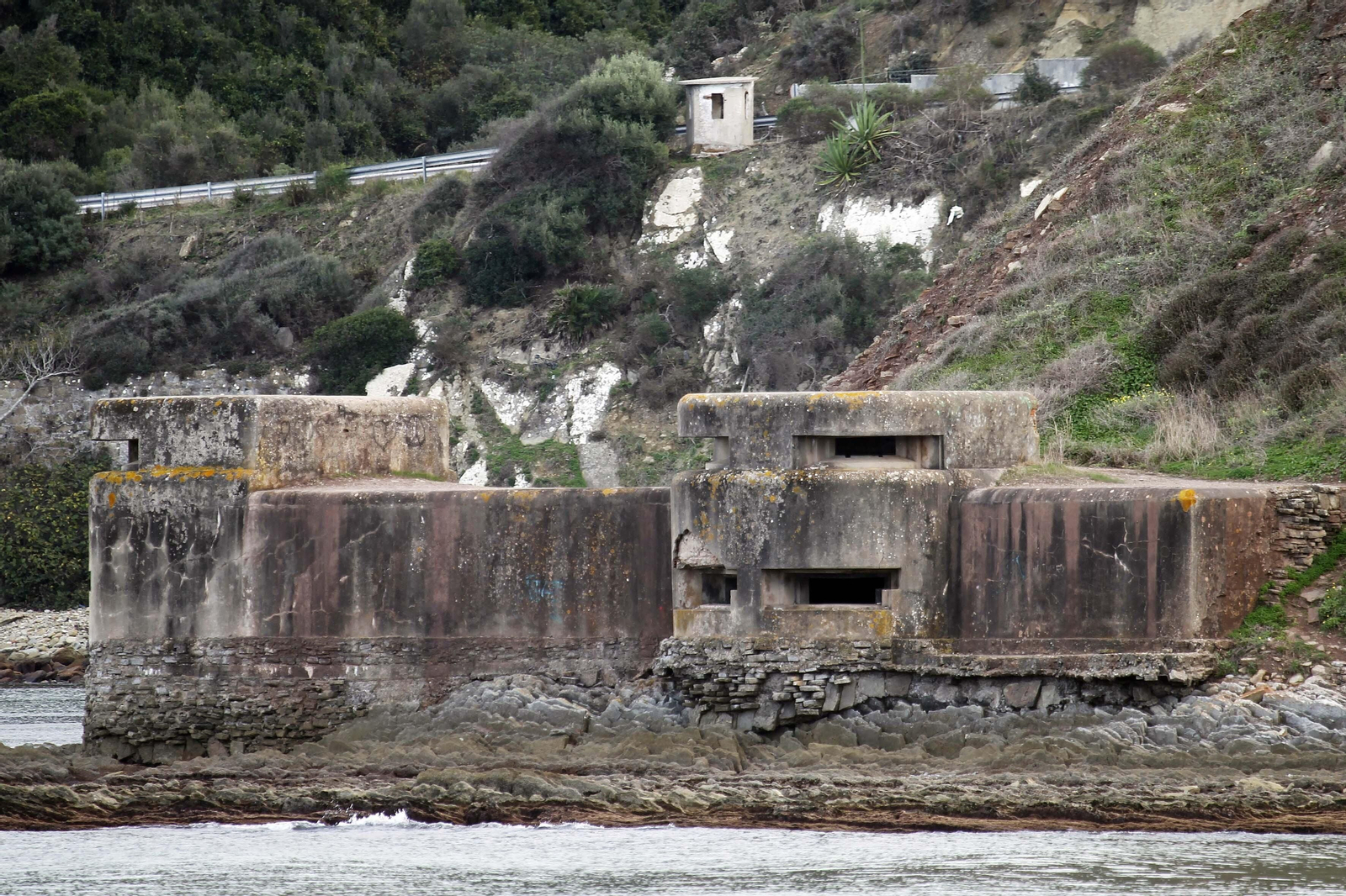 Uno de los búnkeres que hay a lo largo de la costa del Campo de Gibraltar.