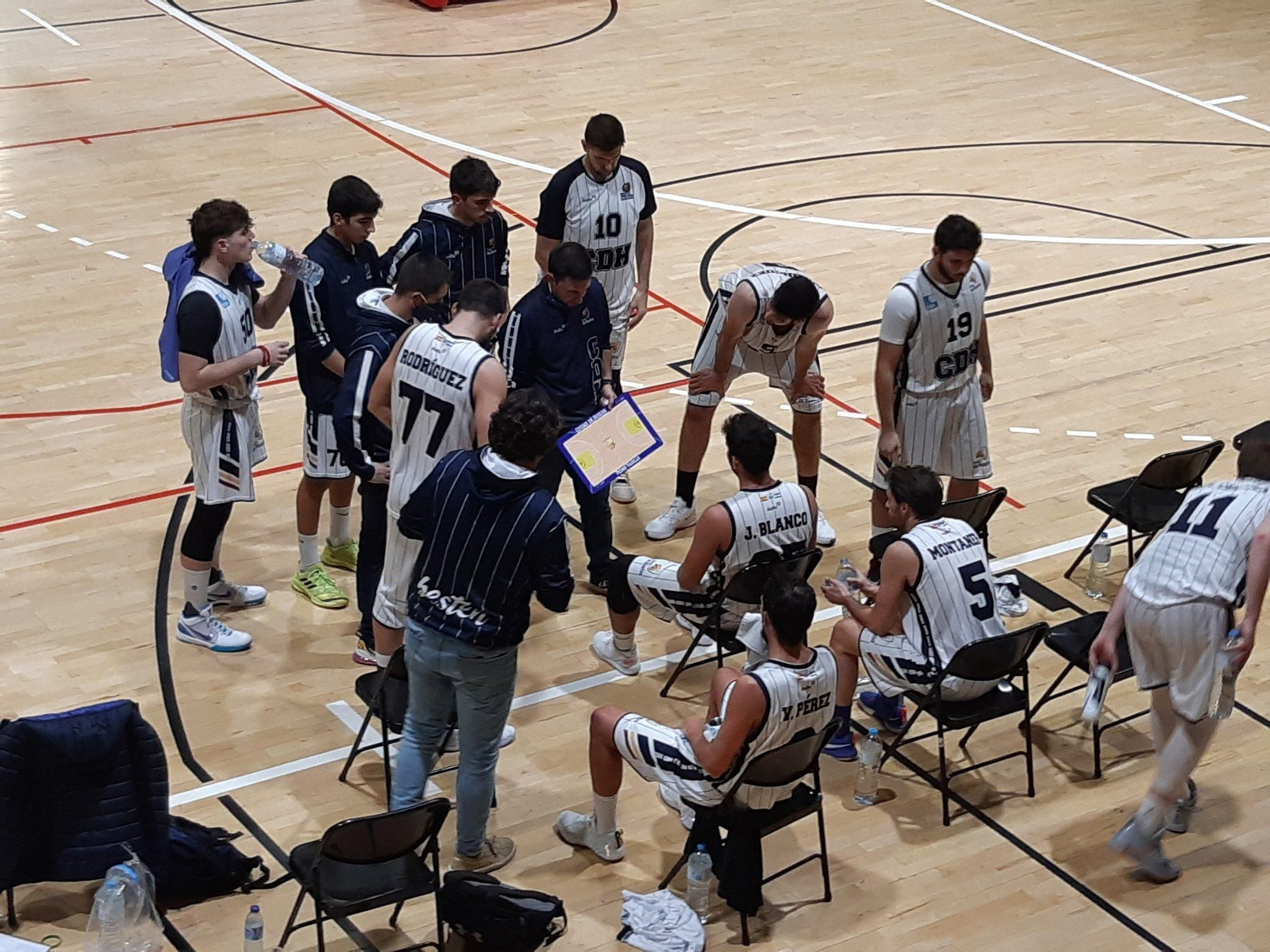 Pedro Vadillo da instrucciones a los jugadores antes del inicio del encuentro.