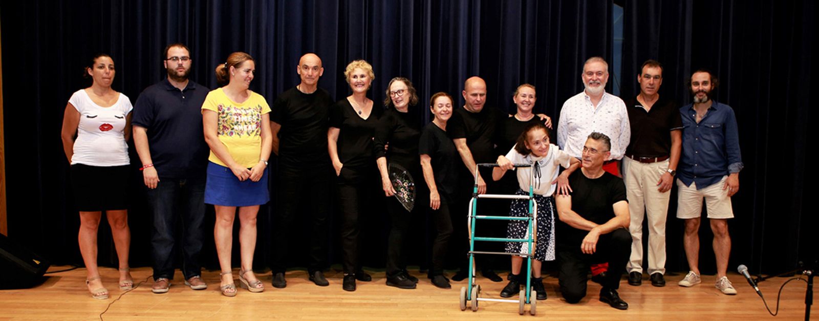 Foto de familia tras el estreno de las obras.