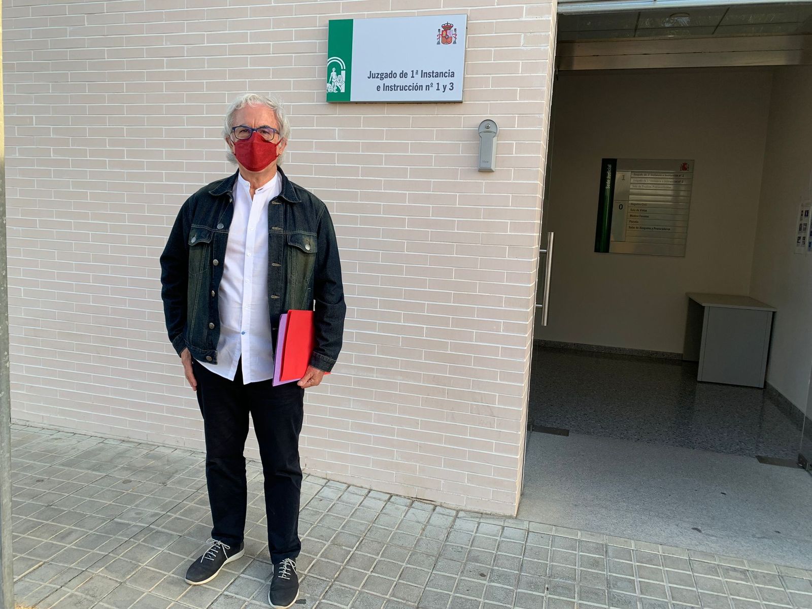 El edil de Salud, Obras y Movilidad y portavoz de IU en Espartinas, José María Calado, en el Juzgado de Sanlúcar la Mayor.