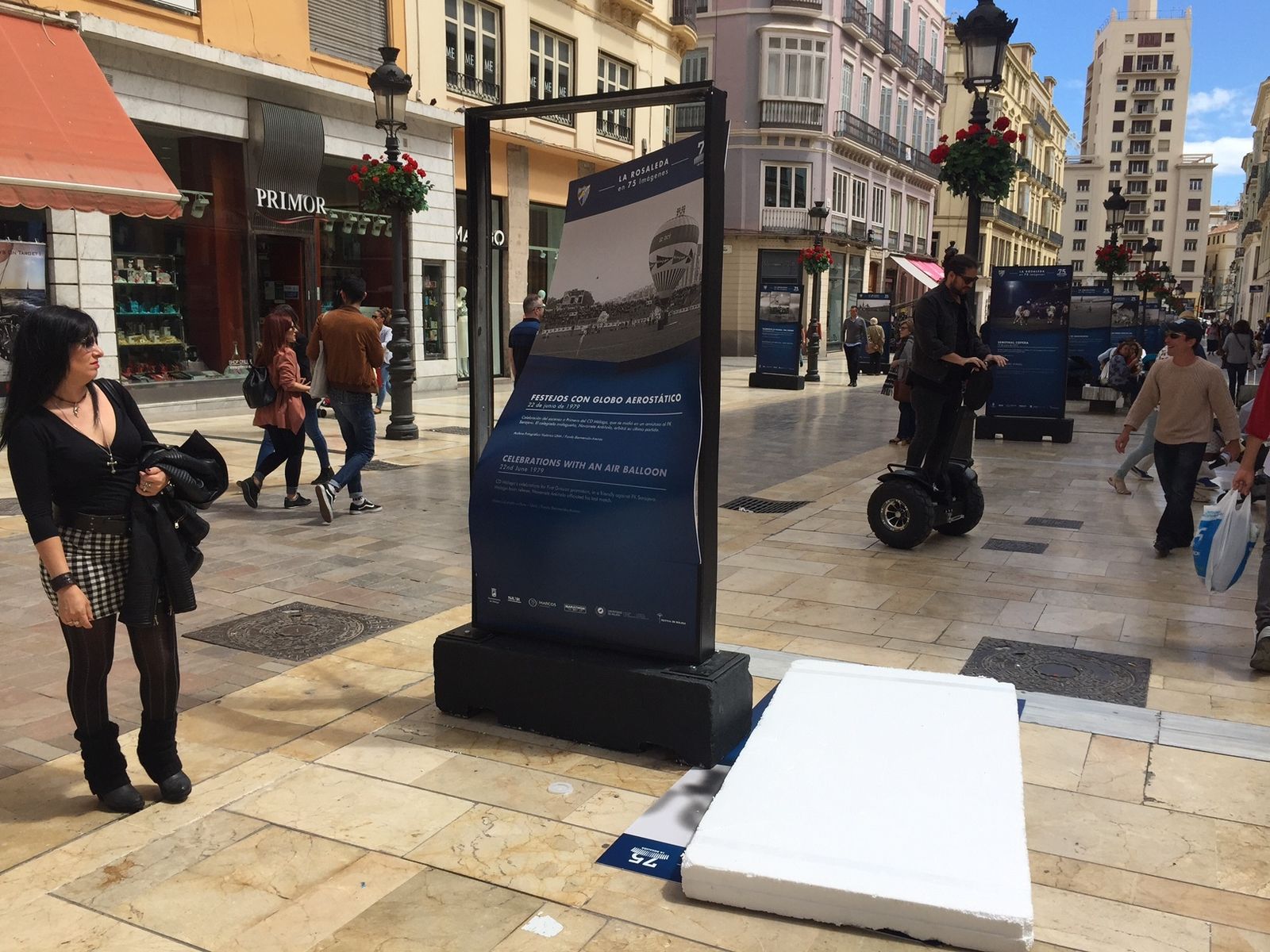 Una mujer contempla el tótem arrancado