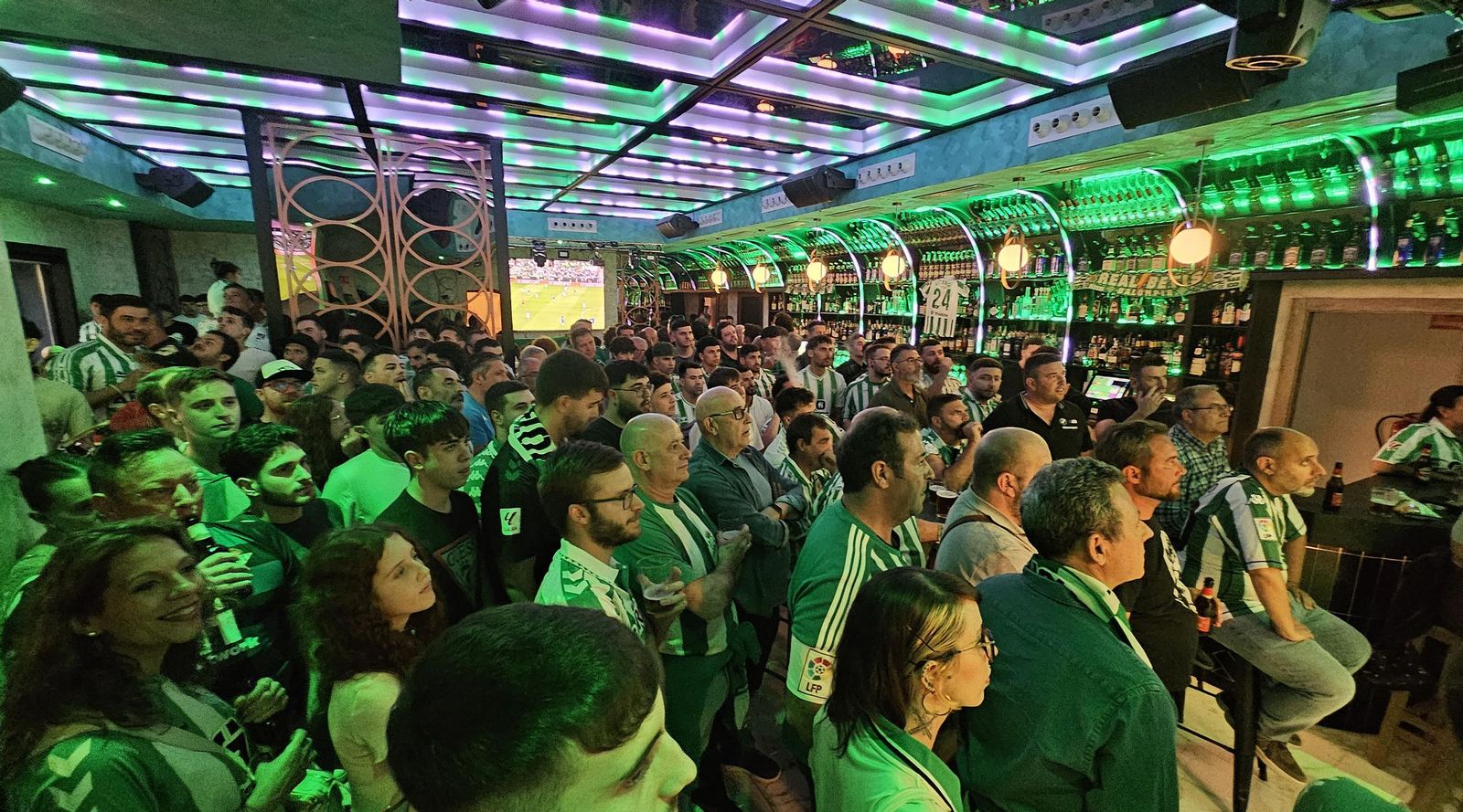 Así vivieron los béticos de Algeciras la final de la Conference League contra el Chelsea en el Botanic