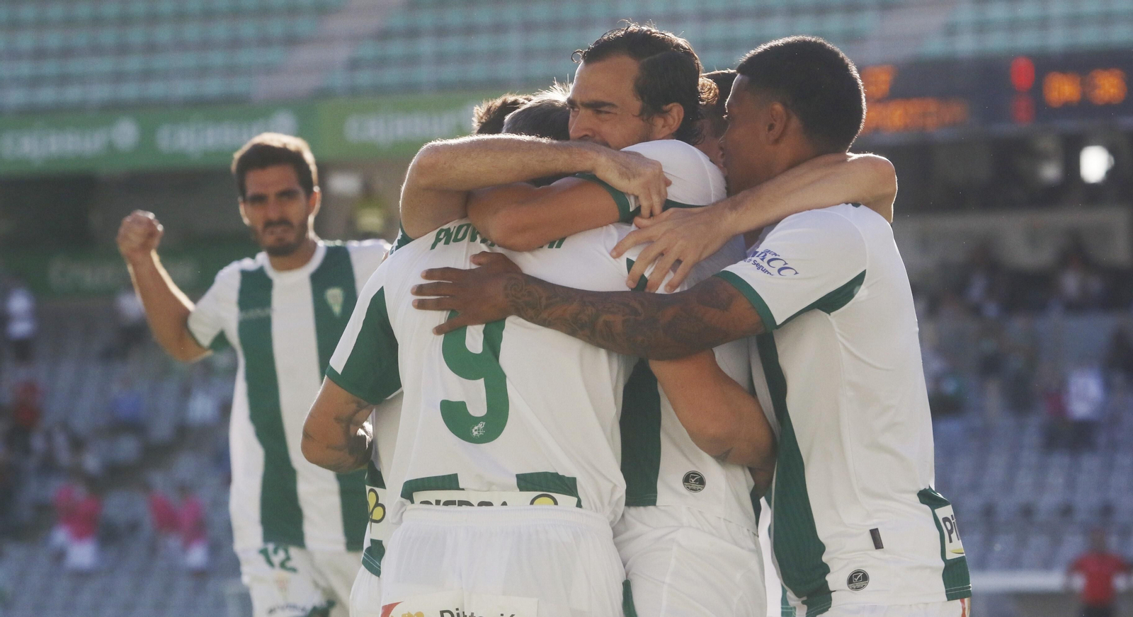 Los jugadores del Córdoba CF celebran un gol en El Arcángel.