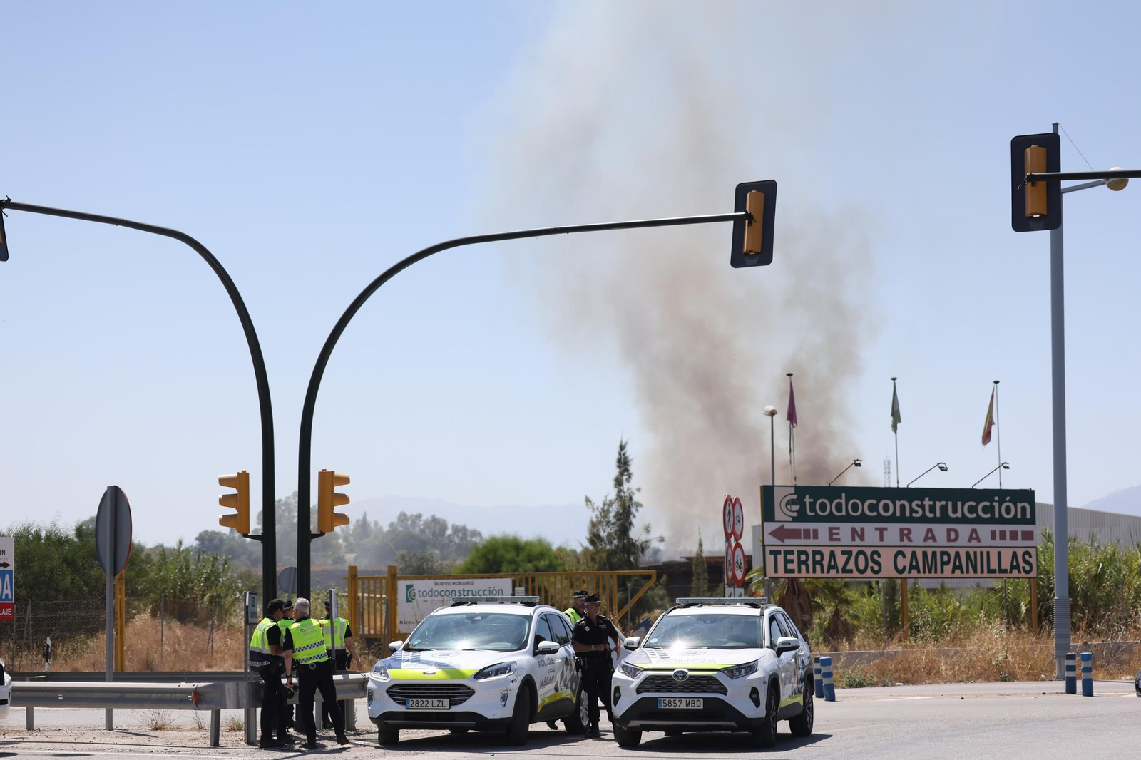 El incendio en la entrada del PTA, en imágenes