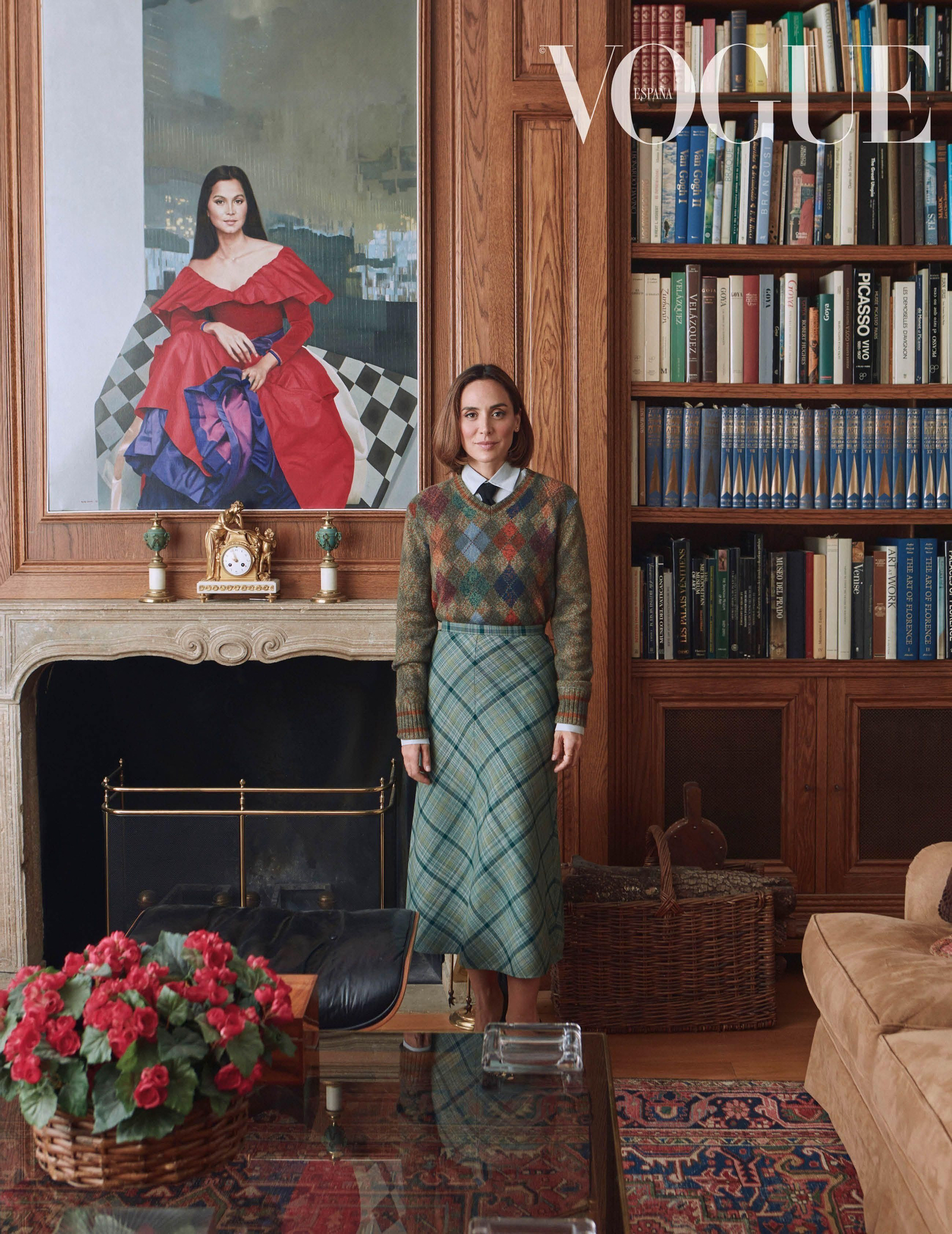 En su biblioteca, con un 'look' inspirado en otro que su madre, Isabel Preysler, llevó en los 80.
