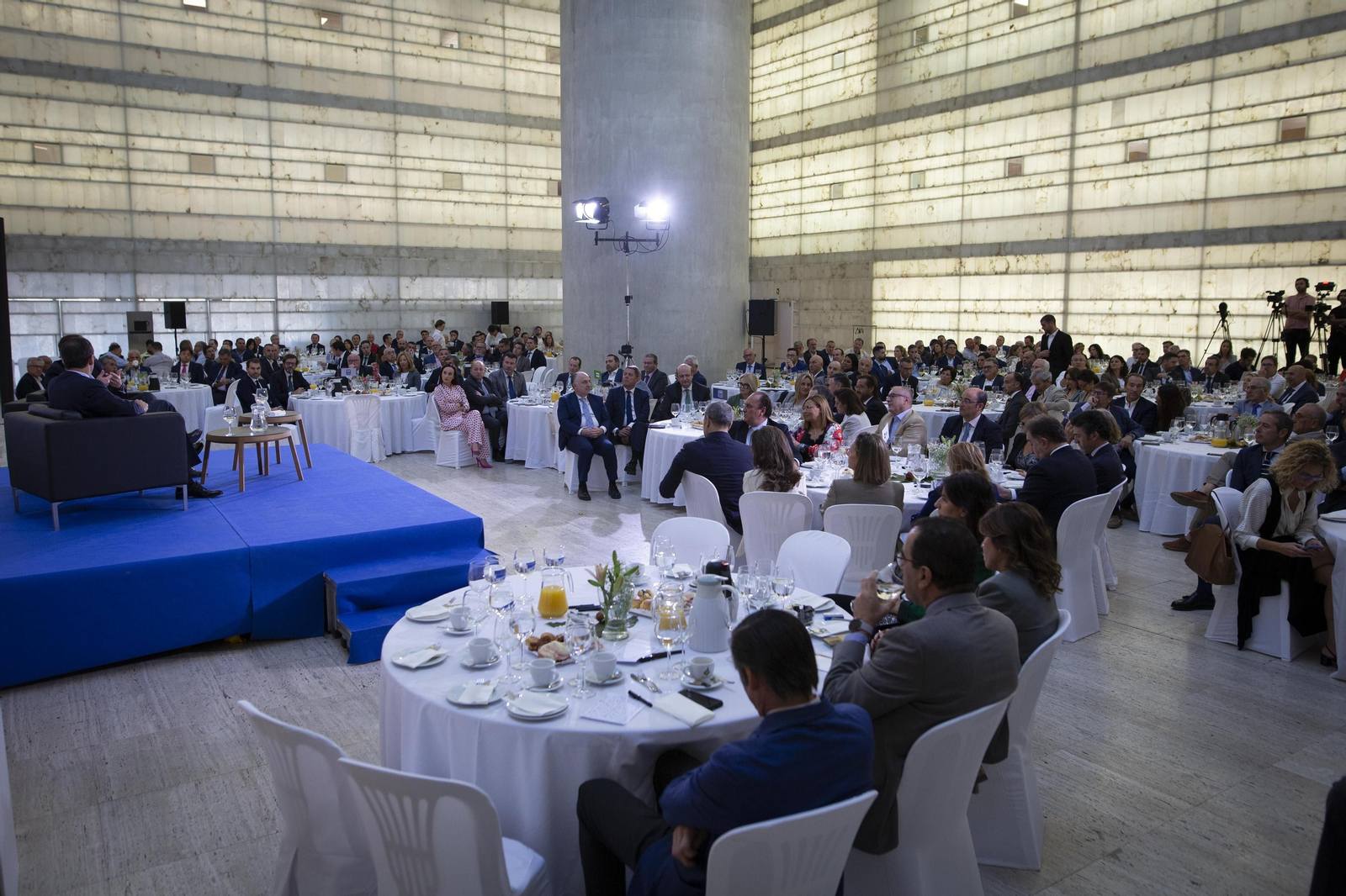 Las imágenes del desayuno de la CEDE en Granada con Gonzalo Gortázar