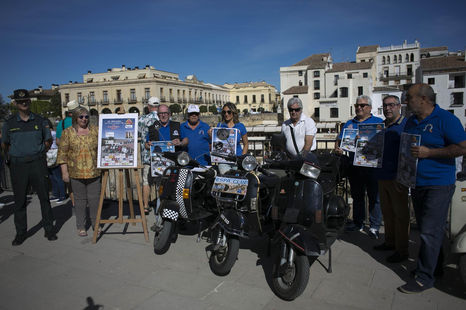 Concentración solidaria de Vespas