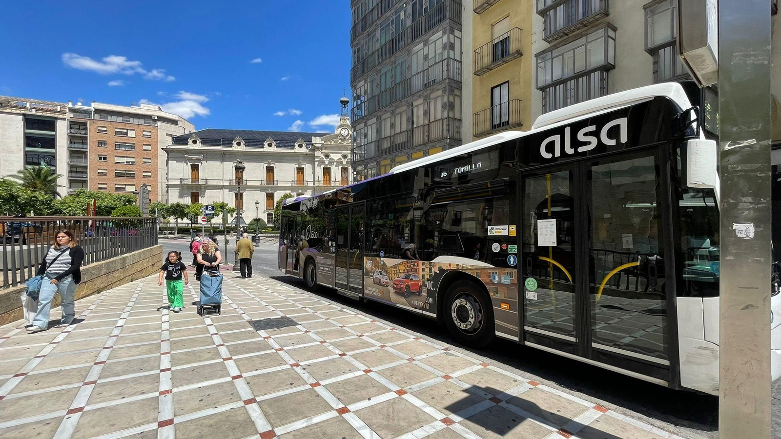 Autobús urbano en el centro de Jaén.